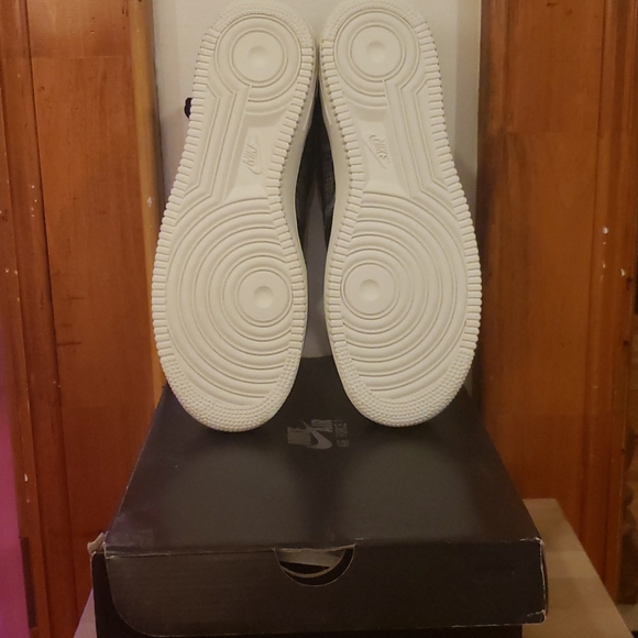 Nike Air Force 1 '07 LV8 - Picture 4 of 14